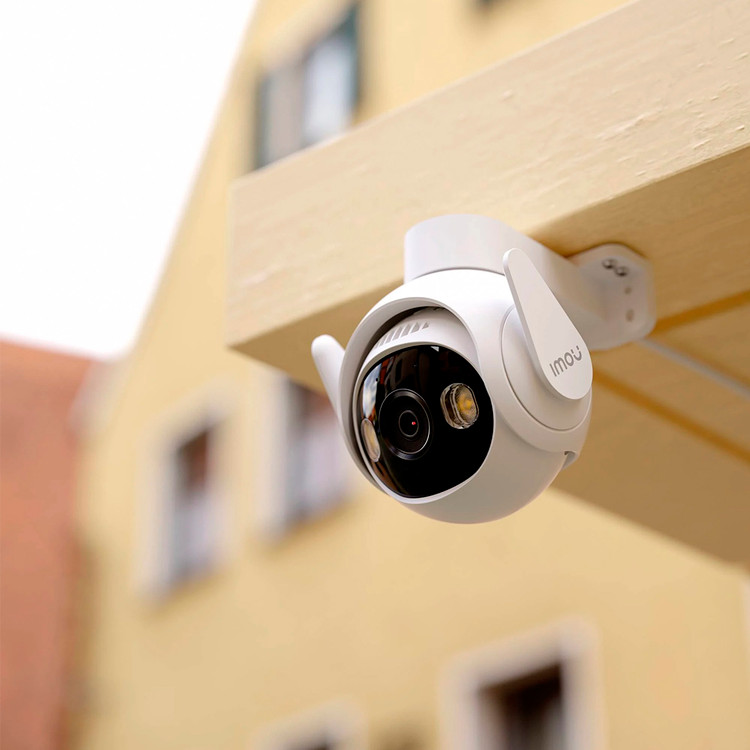 نمای نصبشده دوربین بیسیم آیمو در فضای خارجی